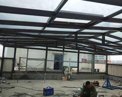 太谷工地钢结构阳光房正在施工中